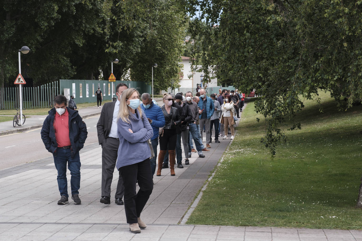 Este viernes volvieron a repetirse las largas colas para vacunarse en el Palacio de Deportes de la Guía.