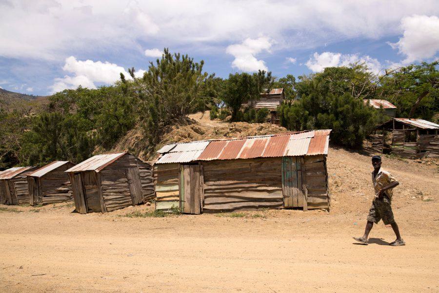 A estos lugares remotos ni siquiera han llegado las noticias sobre la verja que construye República Dominicana para protegerse de los robos, el contrabando y la inmigración irregular, ilegalidades que, al amparo de la corrupción de algunos oficiales, constituyen un problema real en los principales pasos fronterizos de la isla