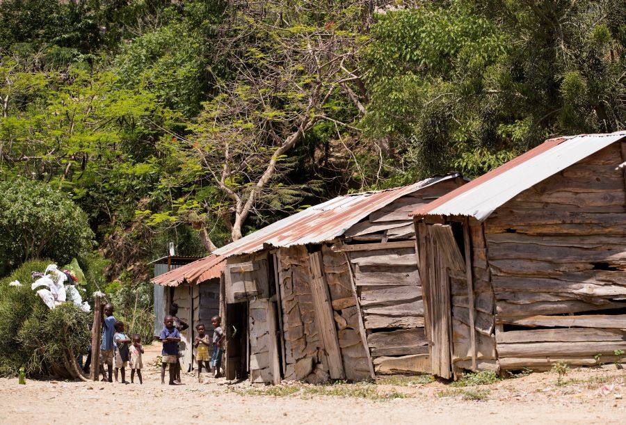 A estos lugares remotos ni siquiera han llegado las noticias sobre la verja que construye República Dominicana para protegerse de los robos, el contrabando y la inmigración irregular, ilegalidades que, al amparo de la corrupción de algunos oficiales, constituyen un problema real en los principales pasos fronterizos de la isla