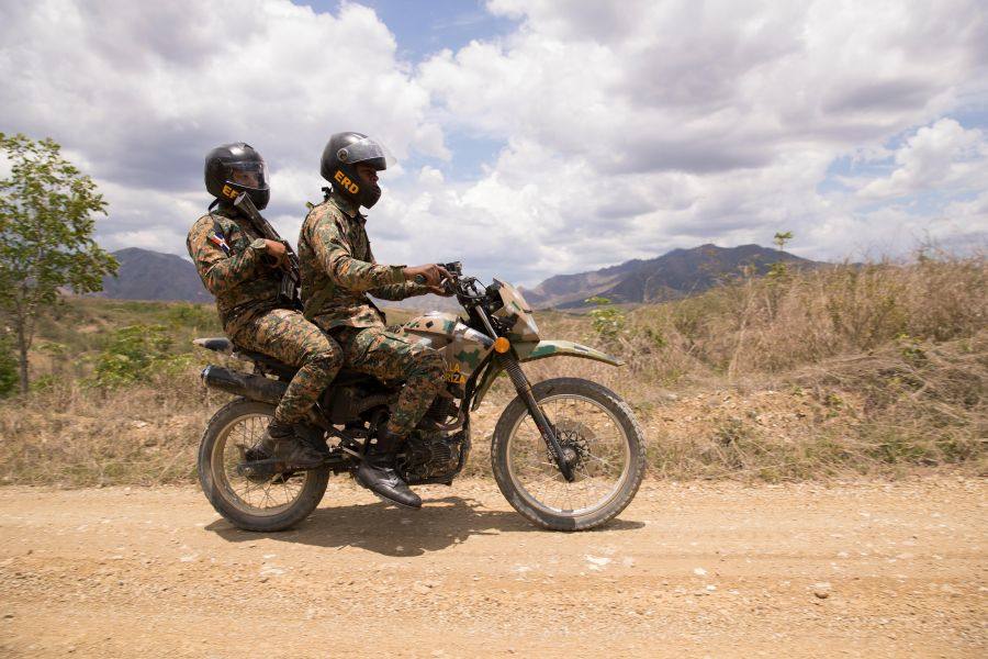 A estos lugares remotos ni siquiera han llegado las noticias sobre la verja que construye República Dominicana para protegerse de los robos, el contrabando y la inmigración irregular, ilegalidades que, al amparo de la corrupción de algunos oficiales, constituyen un problema real en los principales pasos fronterizos de la isla