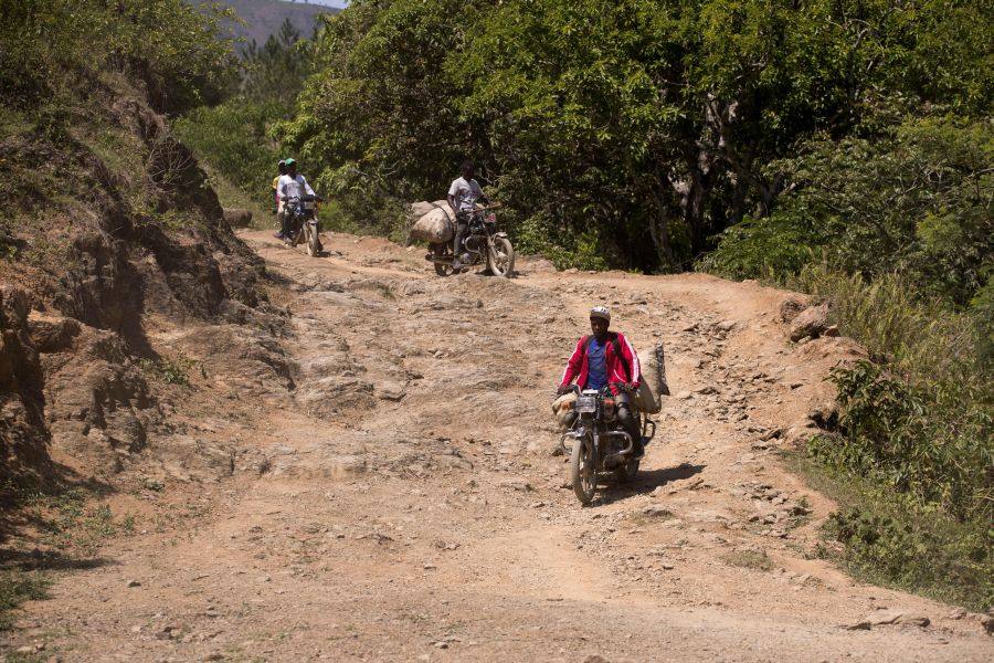 A estos lugares remotos ni siquiera han llegado las noticias sobre la verja que construye República Dominicana para protegerse de los robos, el contrabando y la inmigración irregular, ilegalidades que, al amparo de la corrupción de algunos oficiales, constituyen un problema real en los principales pasos fronterizos de la isla