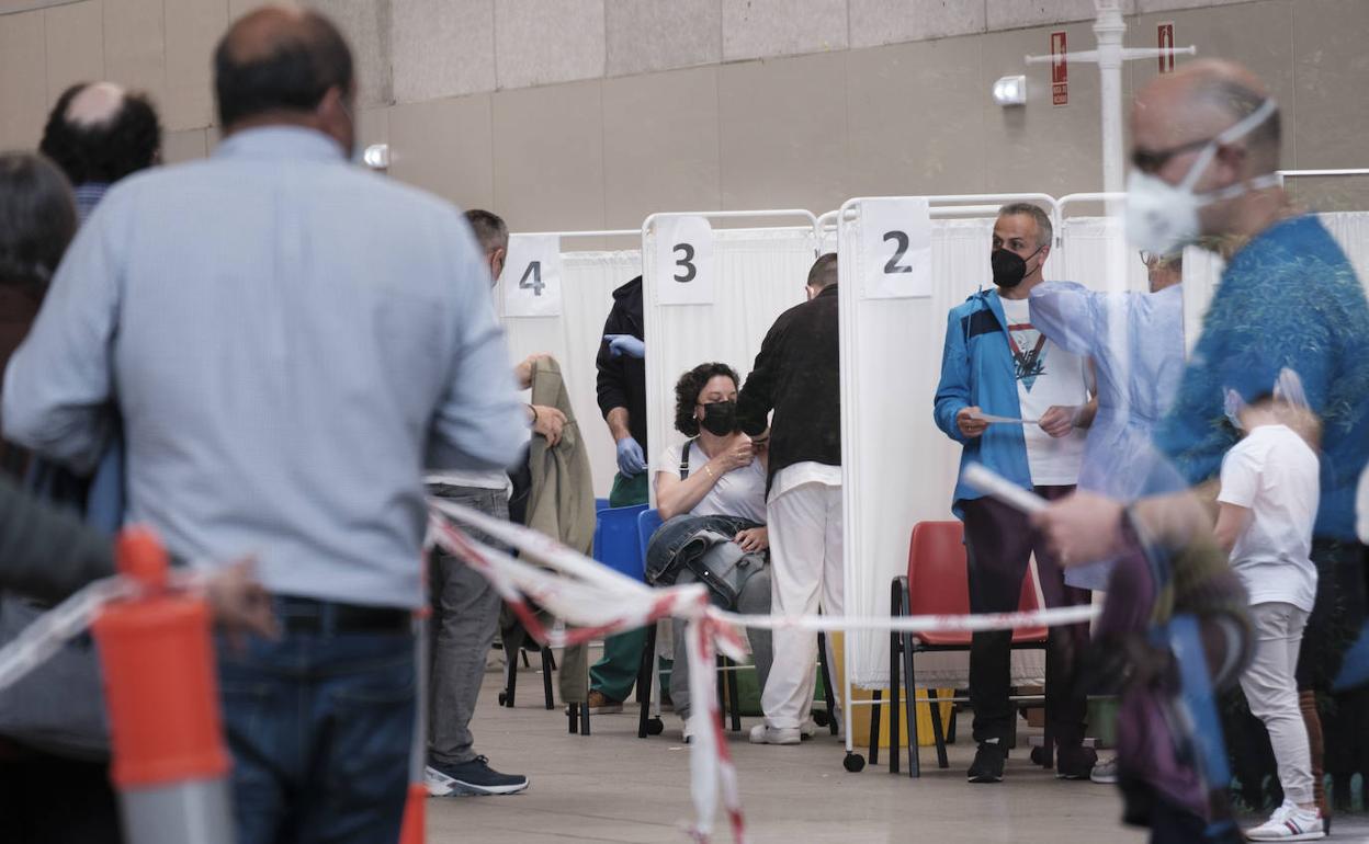 Numerosas personas han pasado por el Palacio de los Deportes de Gijón, este viernes, para vacunarse.