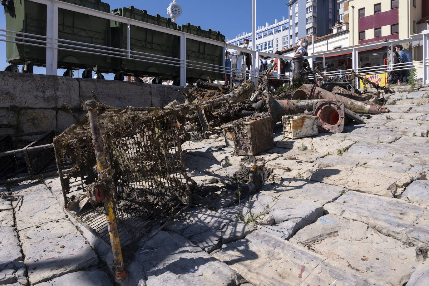 Con motivo del Día Mundial del Medioambiente, una veintena de buzos voluntarios procedió a retirar los residuos del fondo marino de la dársena interior del Puerto Deportivo de Gijón. Llegaron a sacar a tierra baterías, carros de la compra y hasta una bicicleta.
