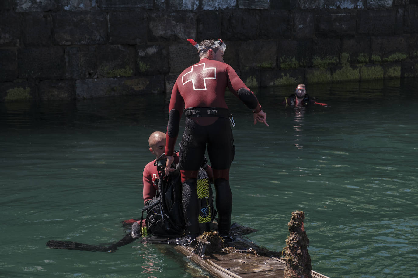 Con motivo del Día Mundial del Medioambiente, una veintena de buzos voluntarios procedió a retirar los residuos del fondo marino de la dársena interior del Puerto Deportivo de Gijón. Llegaron a sacar a tierra baterías, carros de la compra y hasta una bicicleta.