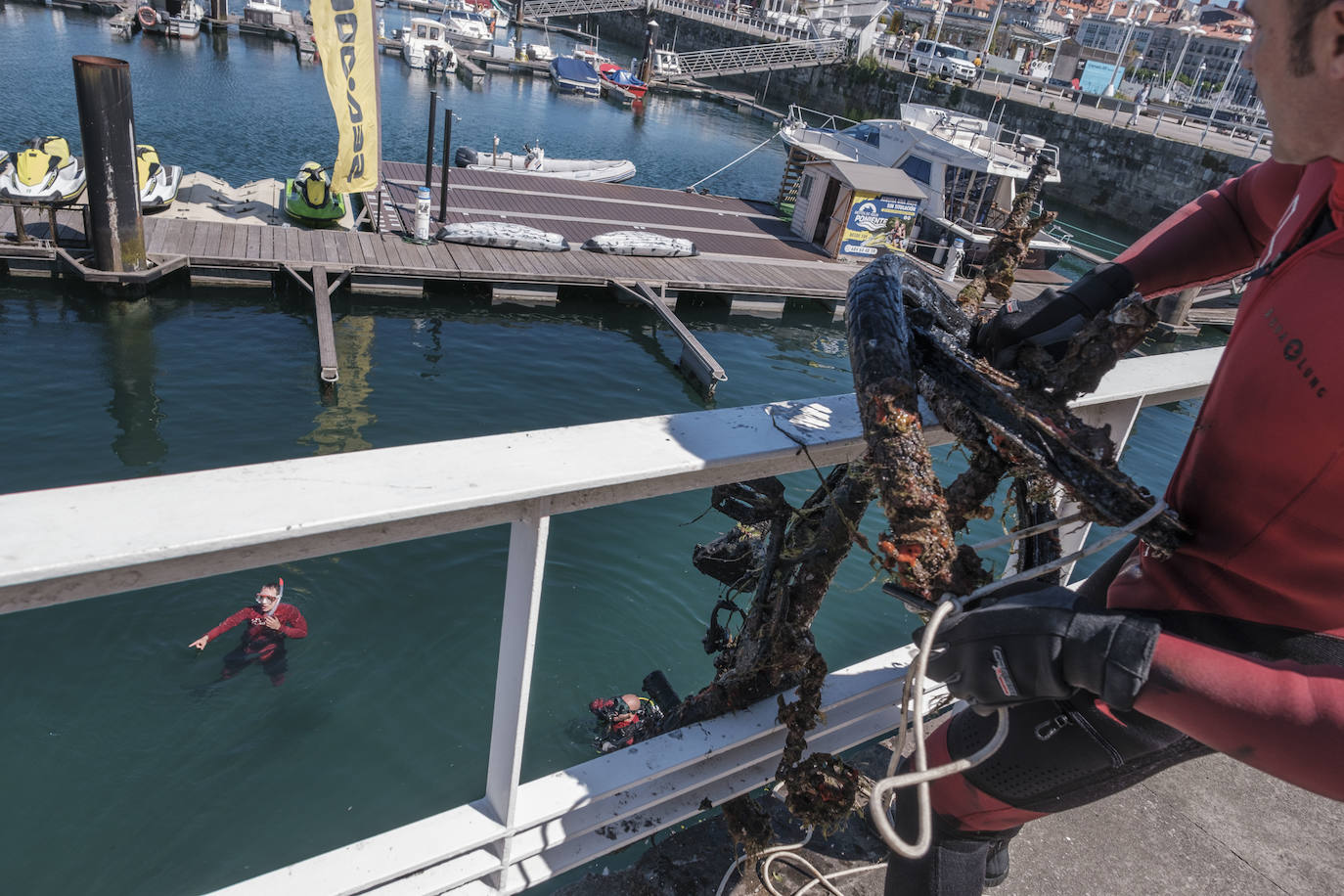 Con motivo del Día Mundial del Medioambiente, una veintena de buzos voluntarios procedió a retirar los residuos del fondo marino de la dársena interior del Puerto Deportivo de Gijón. Llegaron a sacar a tierra baterías, carros de la compra y hasta una bicicleta.