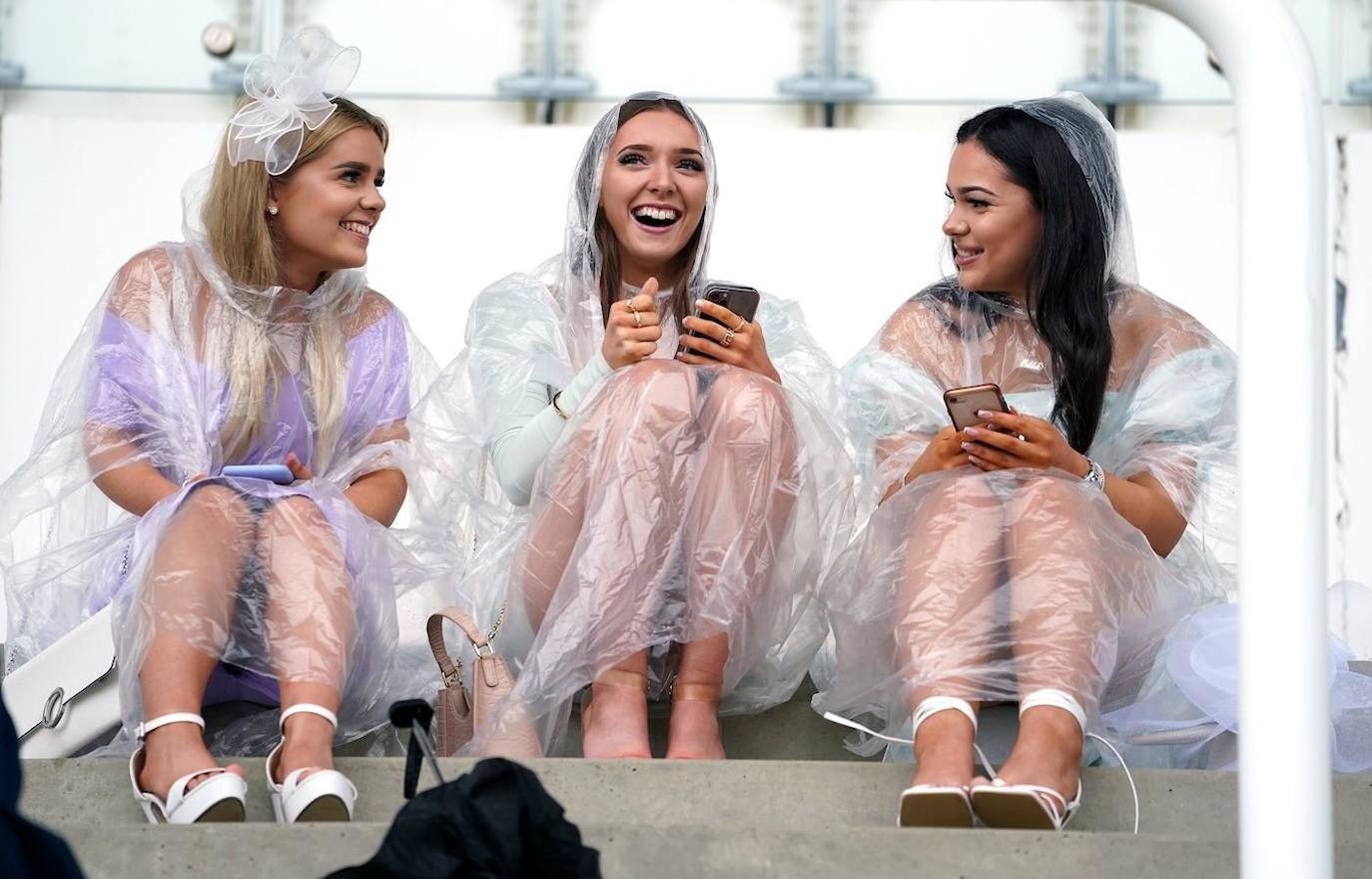 Las carreras de caballos son una tradición tan arraigada en Reino Unido que ni la lluvia puede estropear la fiesta. Este fin de semana se celebra el Epsom Derby Festival en Surrey, en el sur de Inglaterra, donde ver y ser visto es tan importante como la propia competición. El evento se convierte en un auténtico -y divertido- desfile de moda.