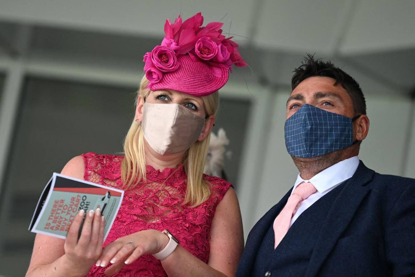 Las carreras de caballos son una tradición tan arraigada en Reino Unido que ni la lluvia puede estropear la fiesta. Este fin de semana se celebra el Epsom Derby Festival en Surrey, en el sur de Inglaterra, donde ver y ser visto es tan importante como la propia competición. El evento se convierte en un auténtico -y divertido- desfile de moda.
