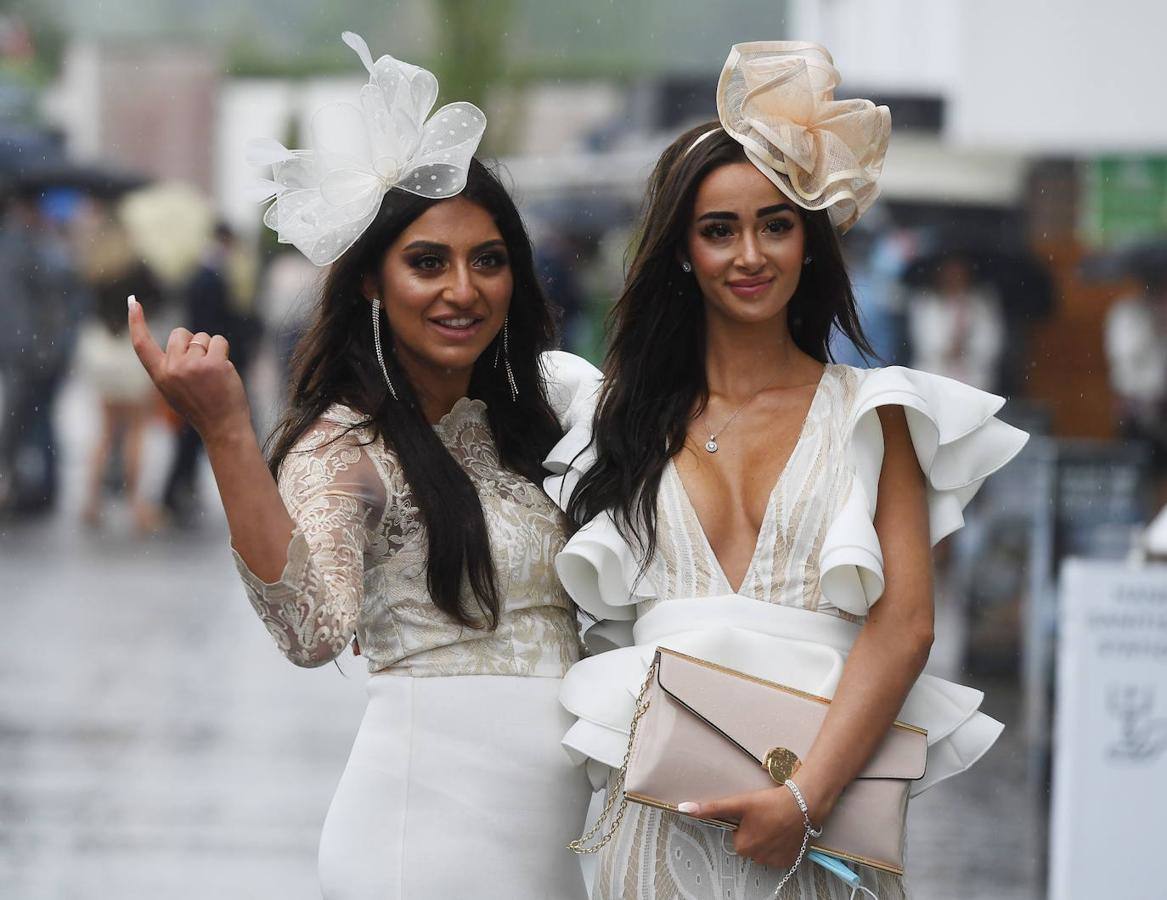 Las carreras de caballos son una tradición tan arraigada en Reino Unido que ni la lluvia puede estropear la fiesta. Este fin de semana se celebra el Epsom Derby Festival en Surrey, en el sur de Inglaterra, donde ver y ser visto es tan importante como la propia competición. El evento se convierte en un auténtico -y divertido- desfile de moda.