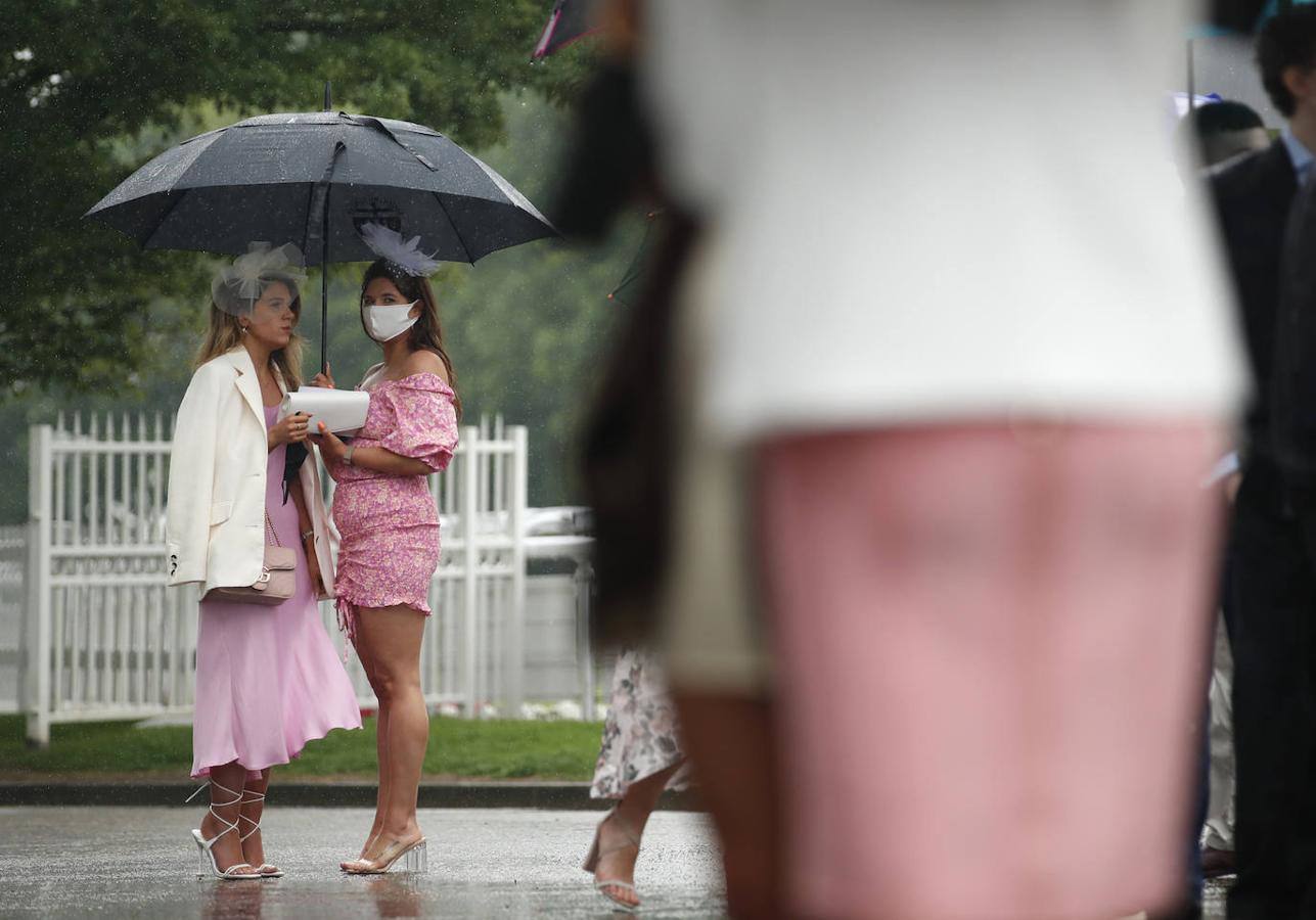 Las carreras de caballos son una tradición tan arraigada en Reino Unido que ni la lluvia puede estropear la fiesta. Este fin de semana se celebra el Epsom Derby Festival en Surrey, en el sur de Inglaterra, donde ver y ser visto es tan importante como la propia competición. El evento se convierte en un auténtico -y divertido- desfile de moda.