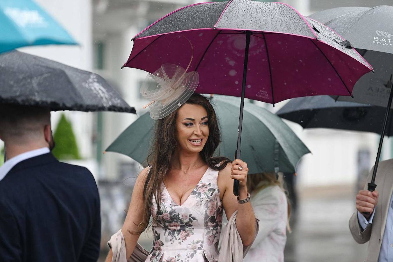 Las carreras de caballos son una tradición tan arraigada en Reino Unido que ni la lluvia puede estropear la fiesta. Este fin de semana se celebra el Epsom Derby Festival en Surrey, en el sur de Inglaterra, donde ver y ser visto es tan importante como la propia competición. El evento se convierte en un auténtico -y divertido- desfile de moda.