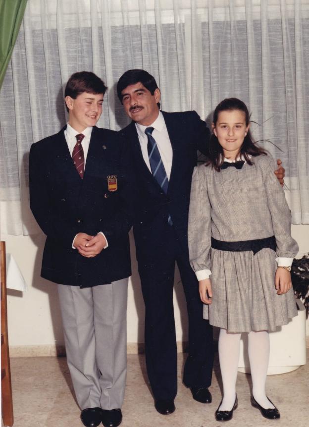 El profesor argentino junto a dos de sus jóvenes campeones avilesinos, Fernando Flor y Sonia Artime.