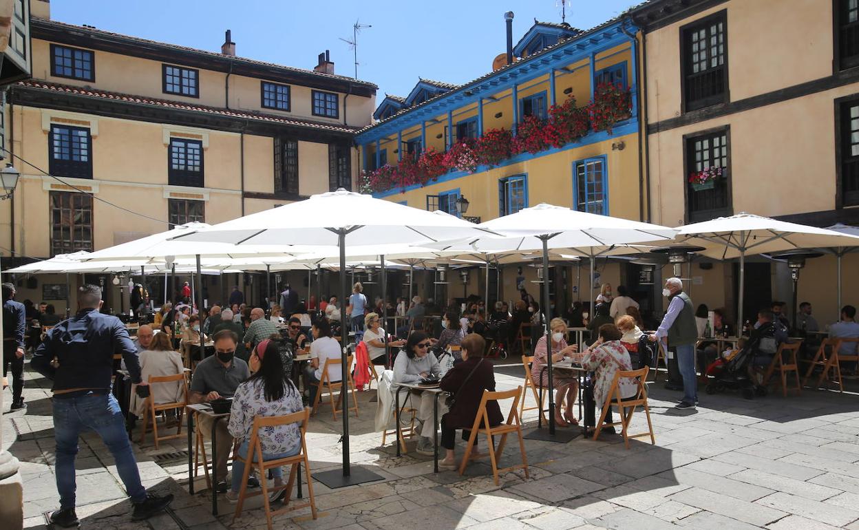 Una terraza de Oviedo este sábado.