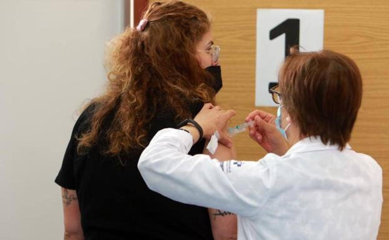 Vacunación de profesionales esenciales este sábado en El Entrego.