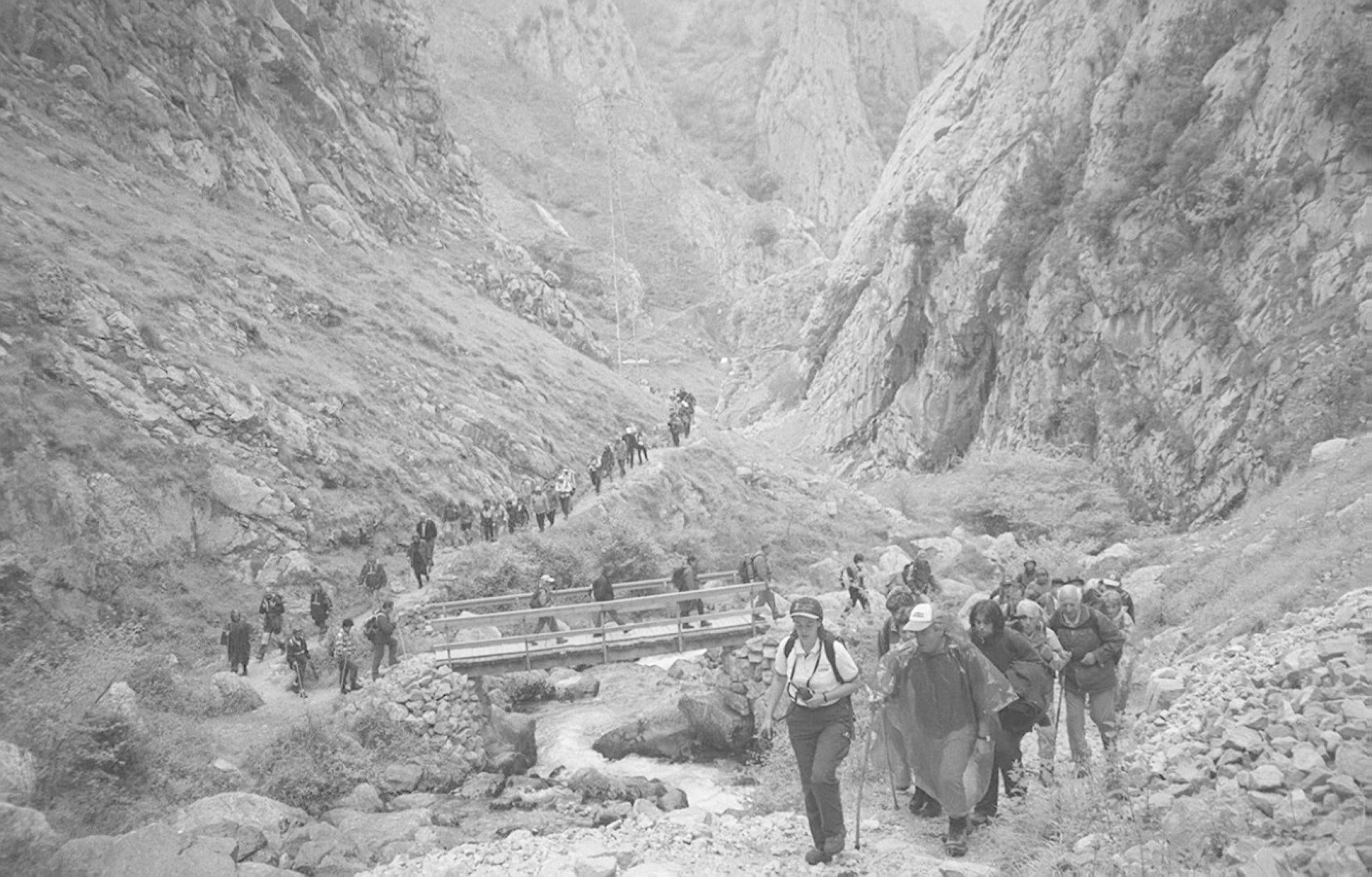 Ruta. Turistas, en el antiguo camino que llevaba a Bulnes. 