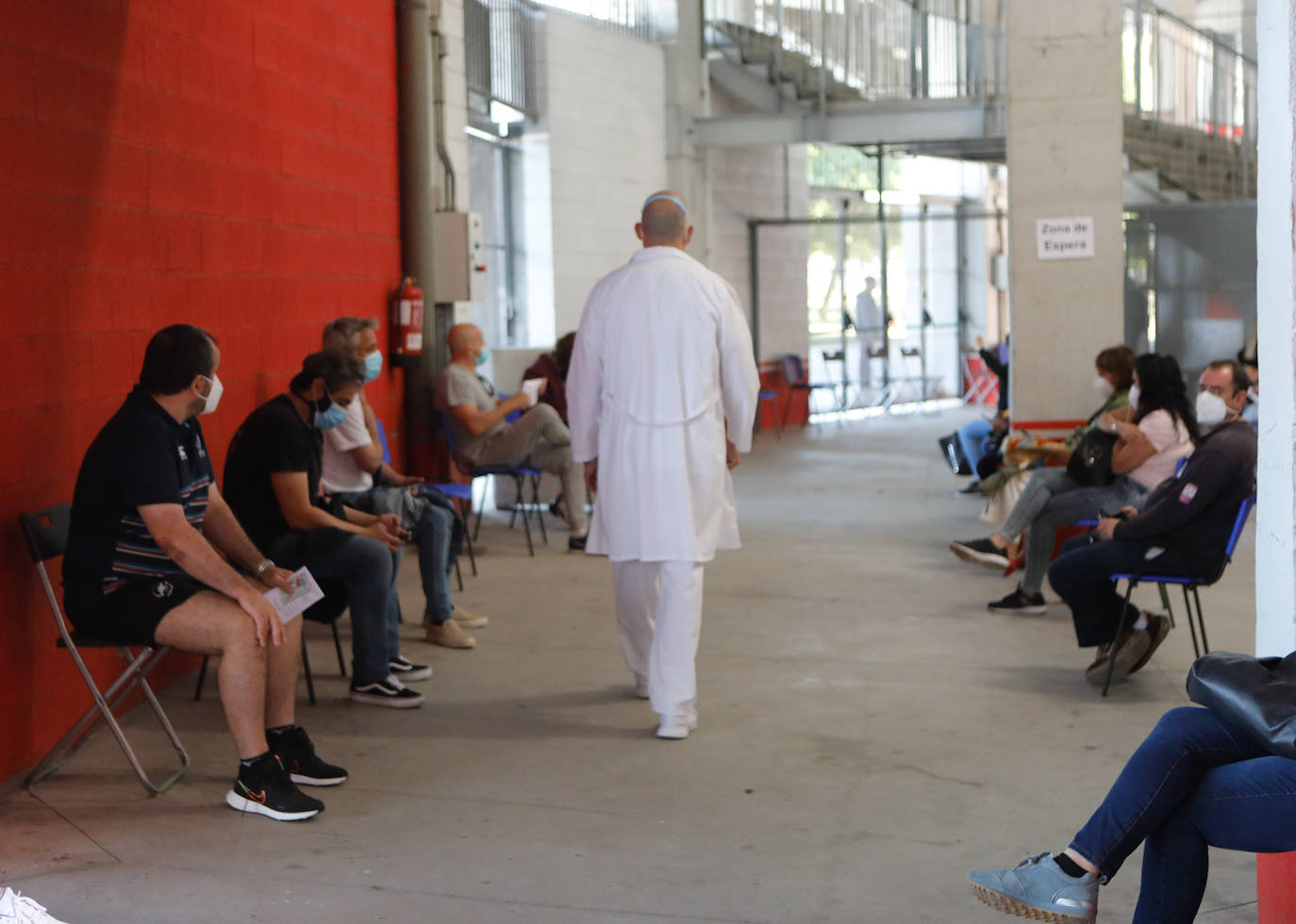 El estadio gijonés es desde este lunes nuevo punto de vacunación contra el coronavirus, en sustitución del Palacio de los Deportes