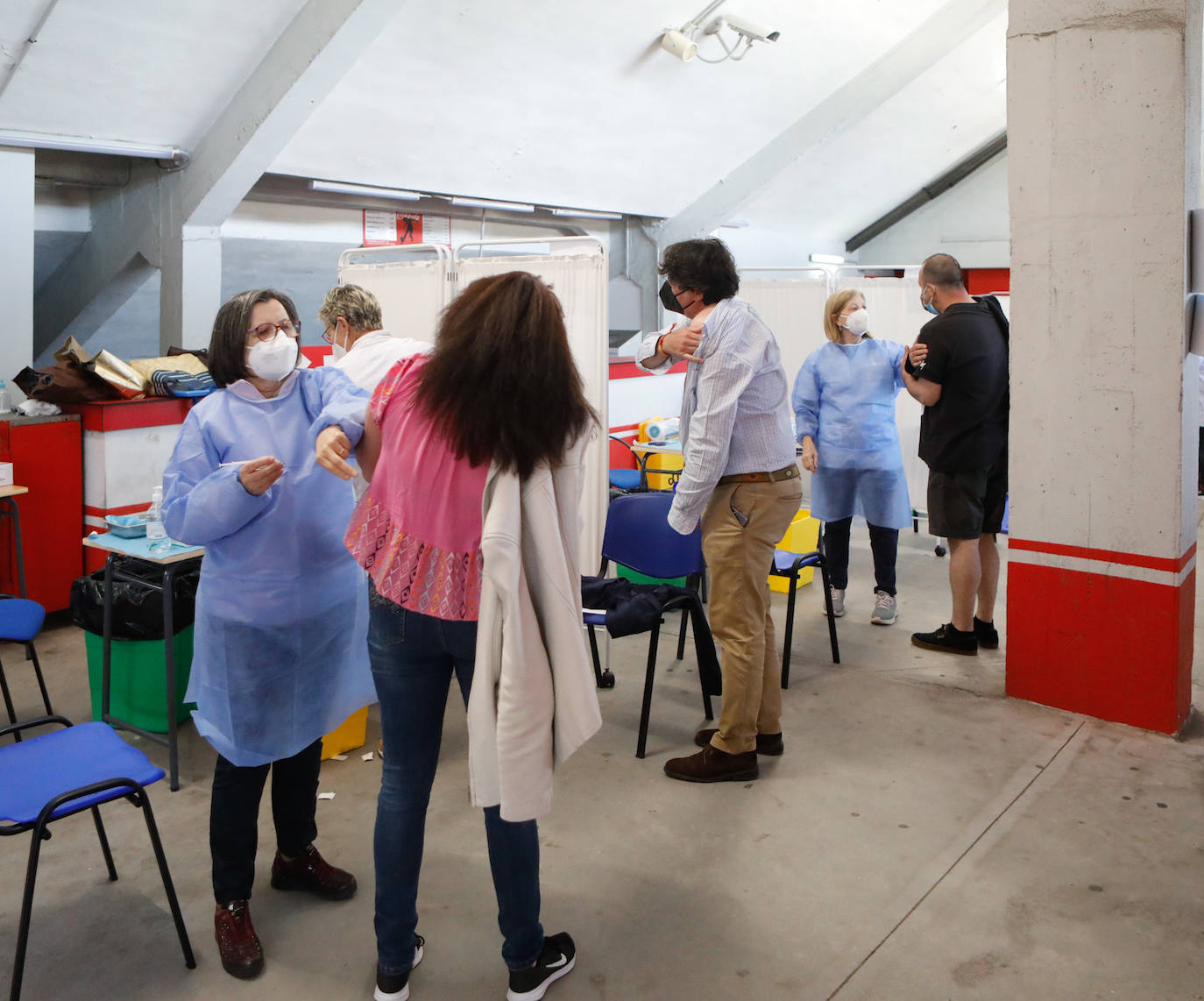 El estadio gijonés es desde este lunes nuevo punto de vacunación contra el coronavirus, en sustitución del Palacio de los Deportes