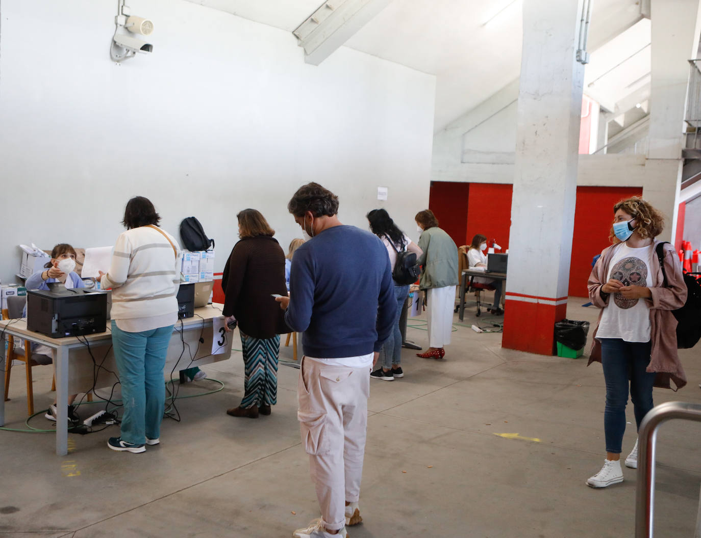 El estadio gijonés es desde este lunes nuevo punto de vacunación contra el coronavirus, en sustitución del Palacio de los Deportes