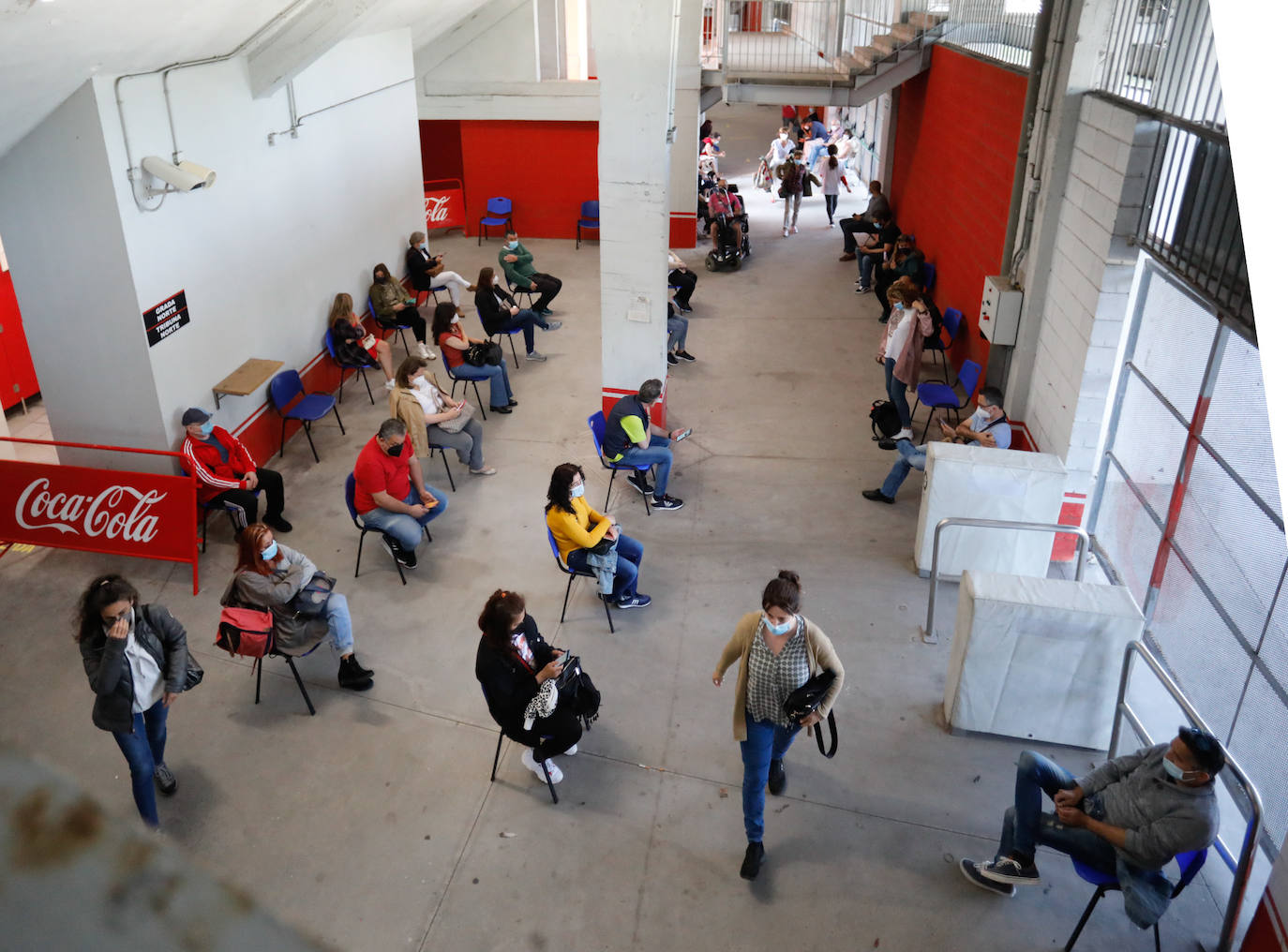 El estadio gijonés es desde este lunes nuevo punto de vacunación contra el coronavirus, en sustitución del Palacio de los Deportes