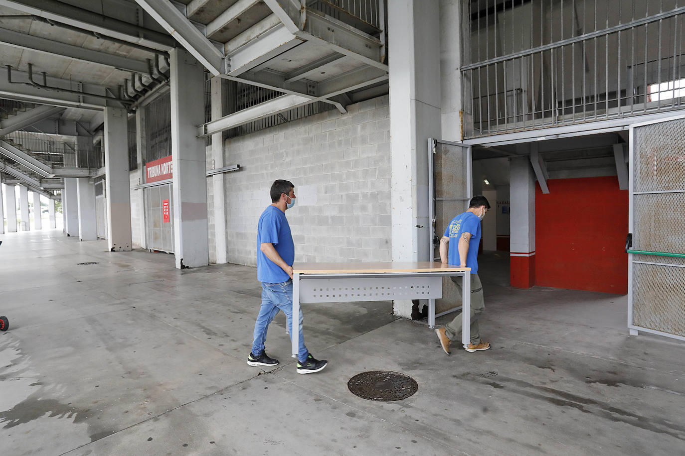 Fotos: El Molinón toma el relevo del Palacio de los Deportes como punto de vacunación