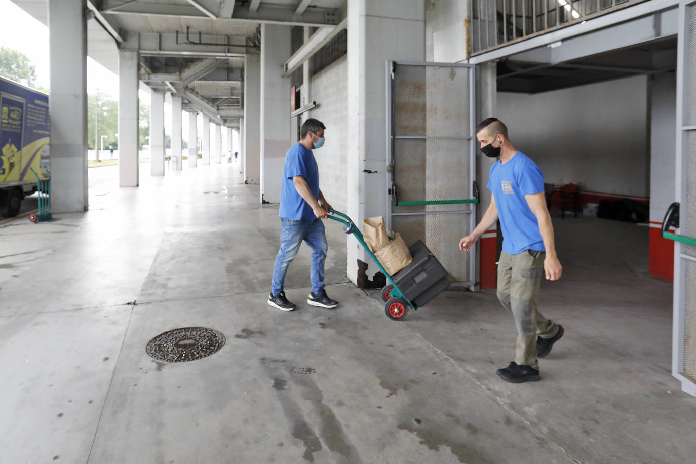 Fotos: El Molinón toma el relevo del Palacio de los Deportes como punto de vacunación