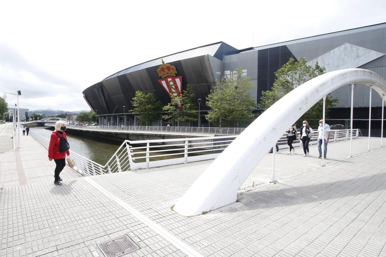 La vacunación se traslada hoy en Gijón del Palacio de Deportes al Estadio de El Molinón. 