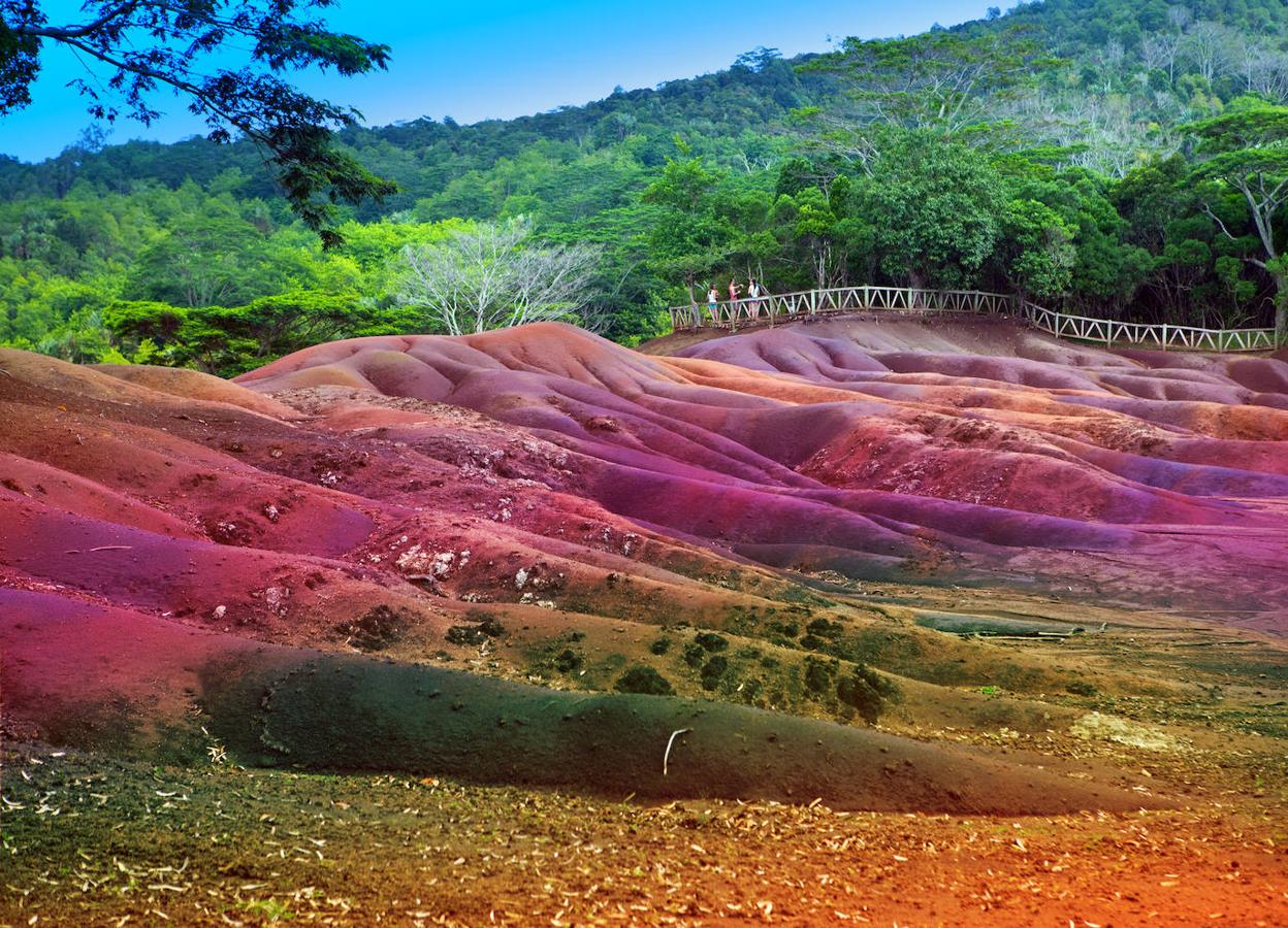 Tierra de los Siete Colores Isla Mauricio: Esta fusión de colores rojizos, marrones, violetas, esmeralda, azulados, púrpuras y dorados se encuentra en Mauricio y en estas dunas que contienen lava fundida, fusiones de hierro y aluminio. Un espectáculo de color que se encuentra envuelto por inmensos bosques tropicales y convirtiendo este lugar en un auténtico paraíso en plena naturaleza.