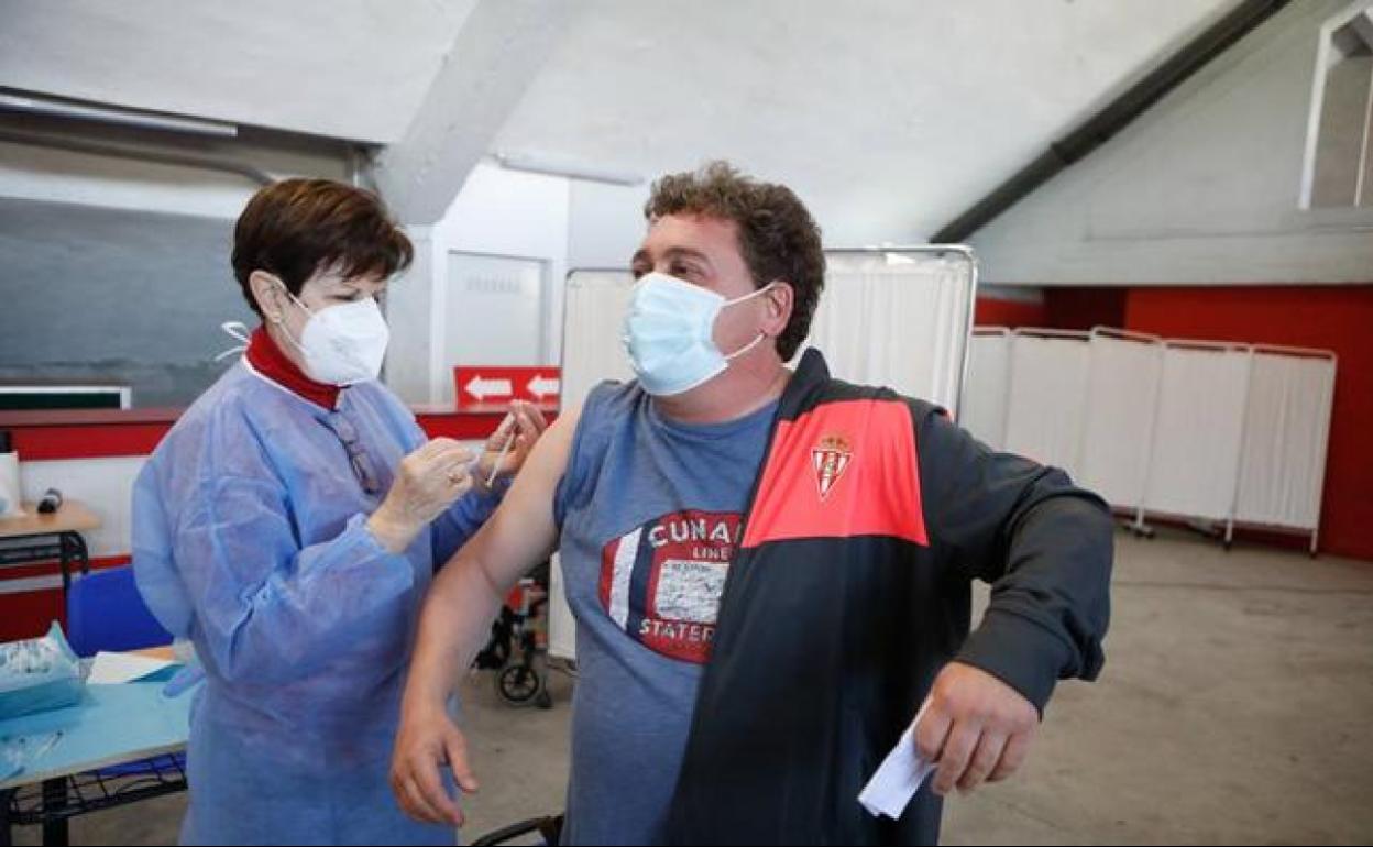 Un hombre recibiendo la vacuna este lunes en El Molinón. 