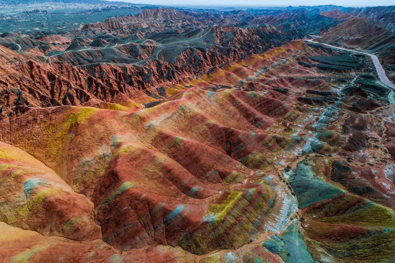 El parque geológico Zhangye Danxia: En este remoto rincón al norte de China, encontrarás este gran lienzo en plena montaña repleto de colores ocres, azules, rojos, violetas, verdes… Un espectáculo de color ubicado en la provincia de Gansu y que ha sido resultado de los movimientos tectónicos, las lluvias y la erosión de este terreno desde hace millones de años. Uno de los lugares de paso de la ruta de la seda y una cita obligada repleta de color.