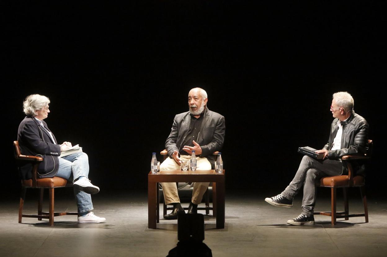 Ana González, Leonardo Padura y Ángel del a Calle, ayer, en el escenario del Jovellanos. 