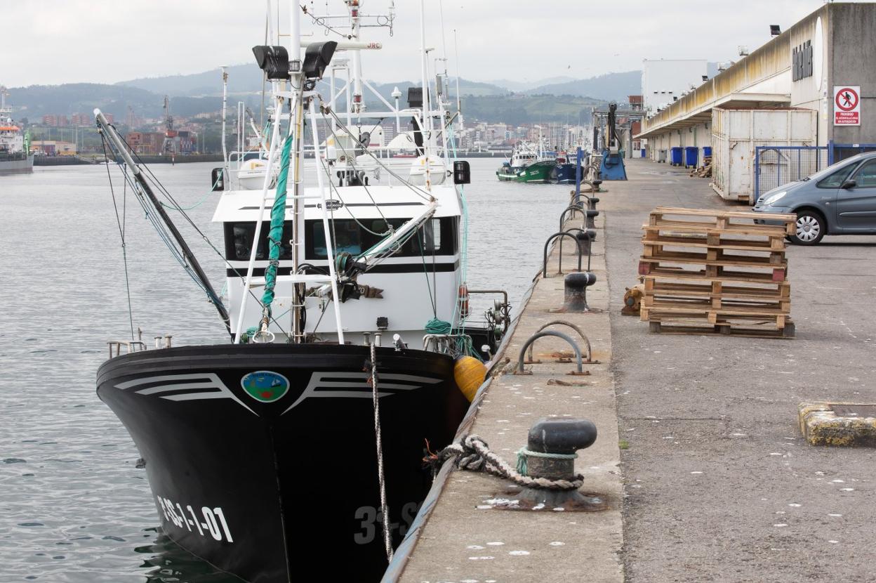 El 'Berriz Amatxo' de Fidel Garaot todavía en puerto, a las seis de la tarde zarpaba de nuevo rumbo a la costa portuguesa en busca de bonito. 