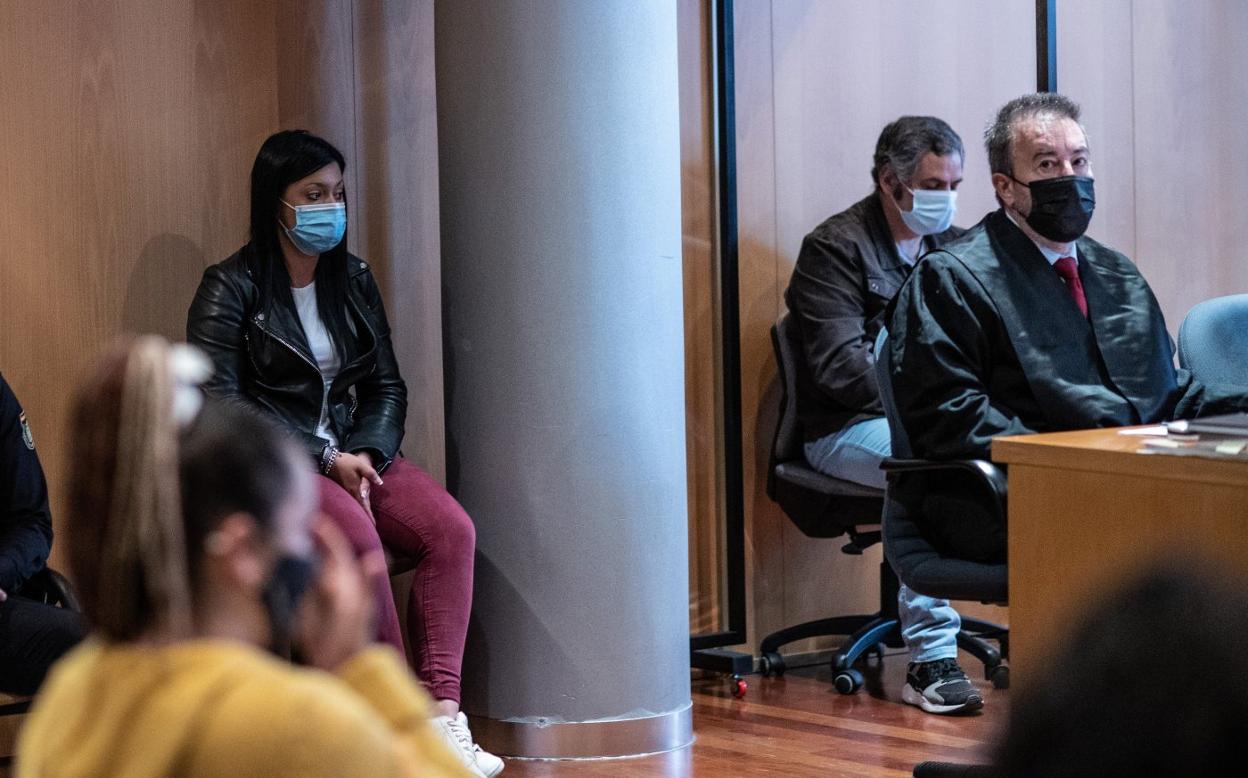 Los acusados, Marta Rama y Nelson dos Anjos, durante la sesión del juicio de ayer en la Audiencia. 
