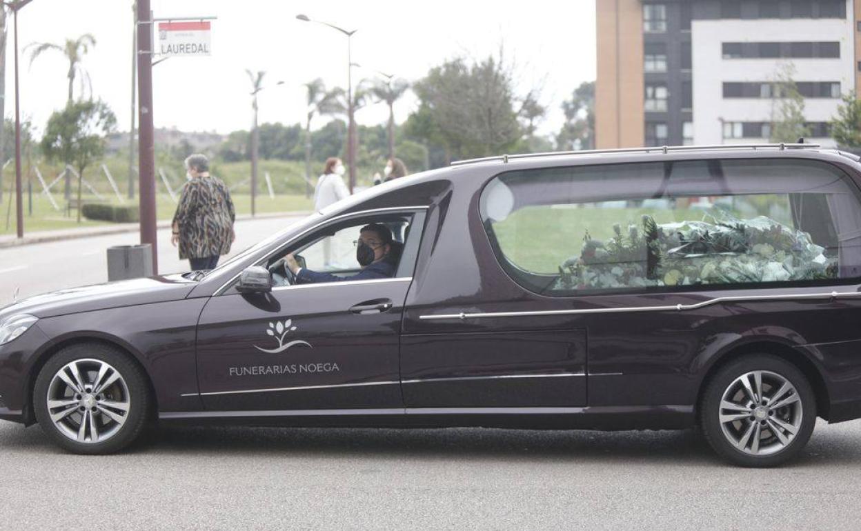 Coche fúnebre que ha trasladado el féretro al tanatorio Jardína Noega de Gijón.