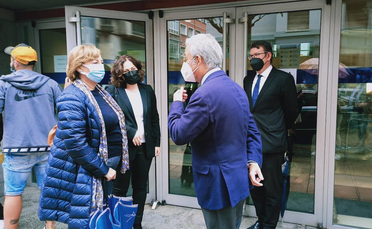 La alcaldesa Mariví Monteserín y la viceconsejera de Justicia, Encarnación Vicente, conversan con el presidente del Tribunal Superior de Justicia de Asturias, Jesús María Chamorro, en presencia del juez decano de Avilés, Joaquín Colubi. 