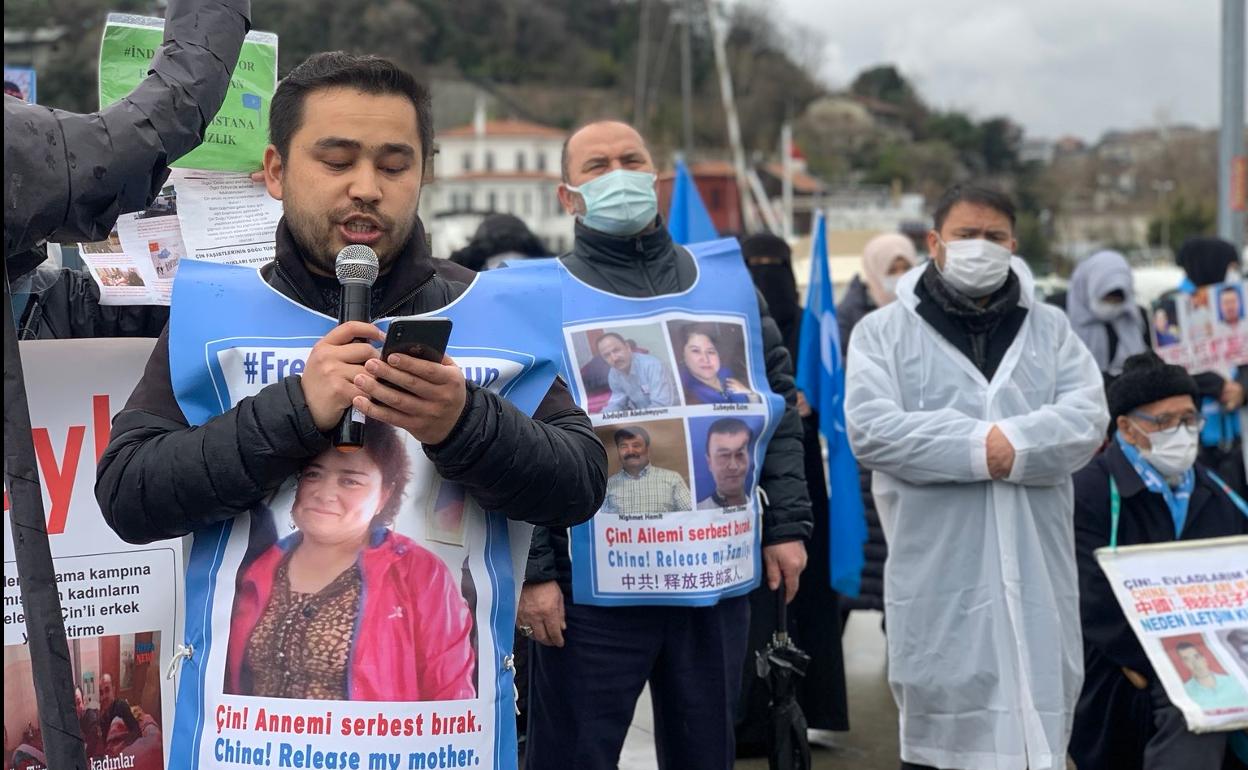 Protesta de Uigures exiliados en Turquía ante el consulado Chino es Estambul.