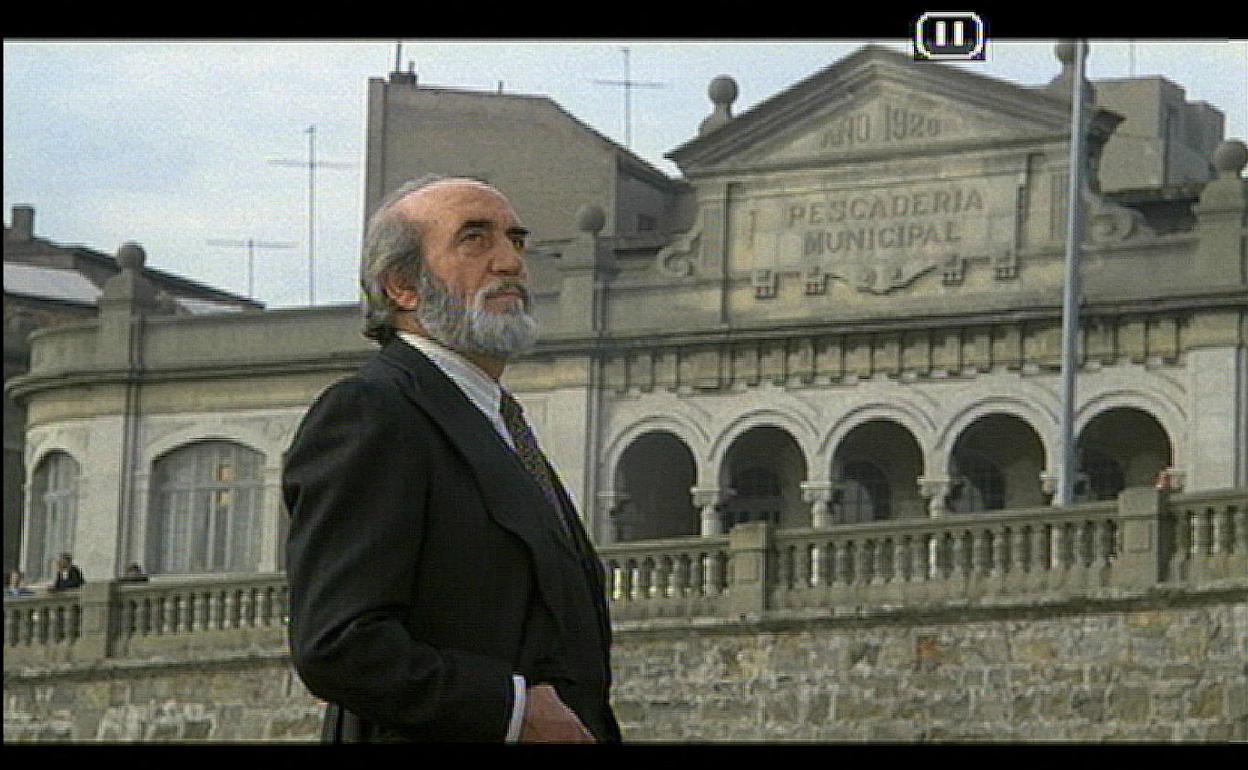 Antonio Ferrandis delante de la pescadería municipal en la película 'Volver a empezar'