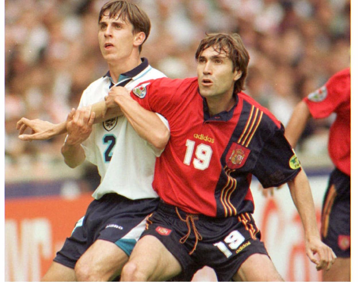 Salinas, en su partido contra Inglatera, con Gary Neville. 