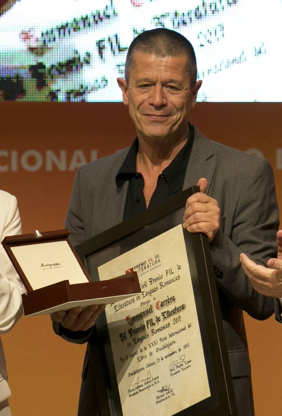 Por su labor de cultivo y creación, además de su insaciable búsqueda de nuevas formas de narrar, el escritor, guionista y realizador francés Emmanuel Carrere ha sido galardonado con el Premio Princesa de Asturias de las Letras 2021