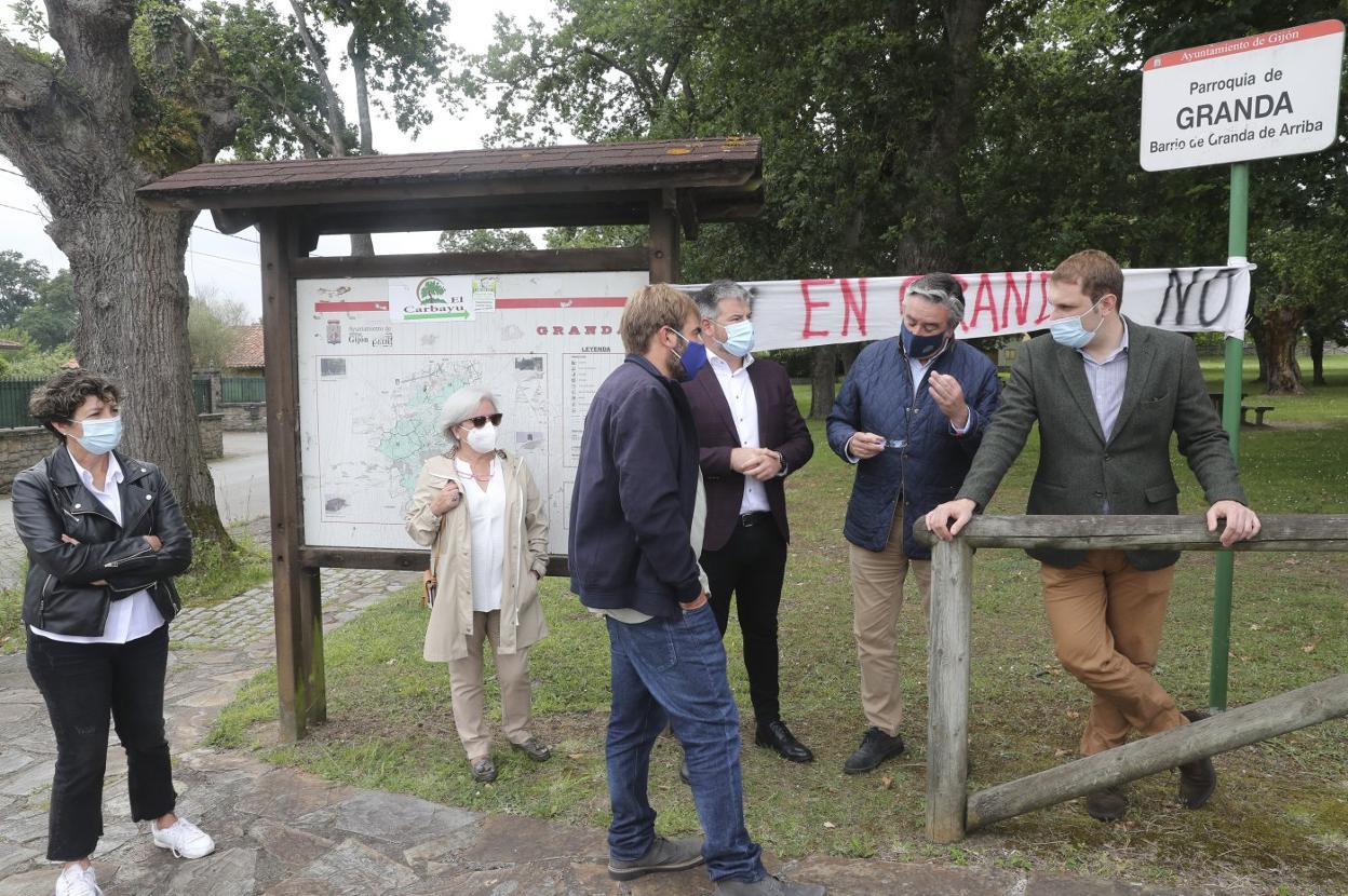 Las integrantes de la plataforma 'Stop ITV' Marian Rendueles y Margarita Simón, con los diputados Daniel Ripa (Podemos), Sergio García (Ciudadanos), Pablo González (PP) y Adrián Pumares (Foro), en Granda. 