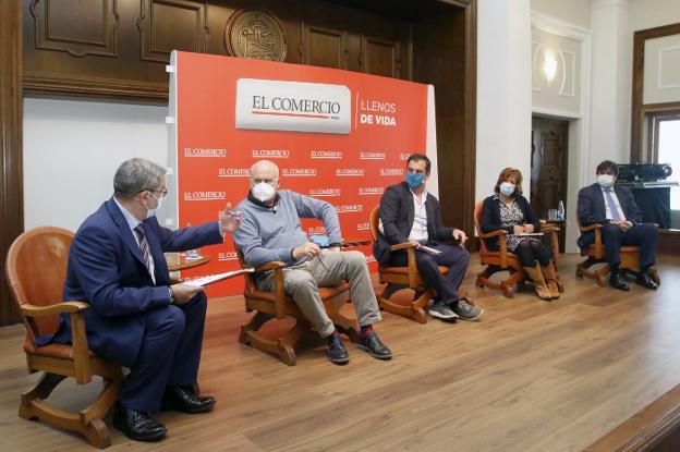 En la foto, El director de EL COMERCIO dirige la mesa redonda con Luis Carlos Piñera, Alejandro Beneit, Flor Guardado y José Manuel del Arco. En el vídeo, las Jornadas de Gijón Azul 