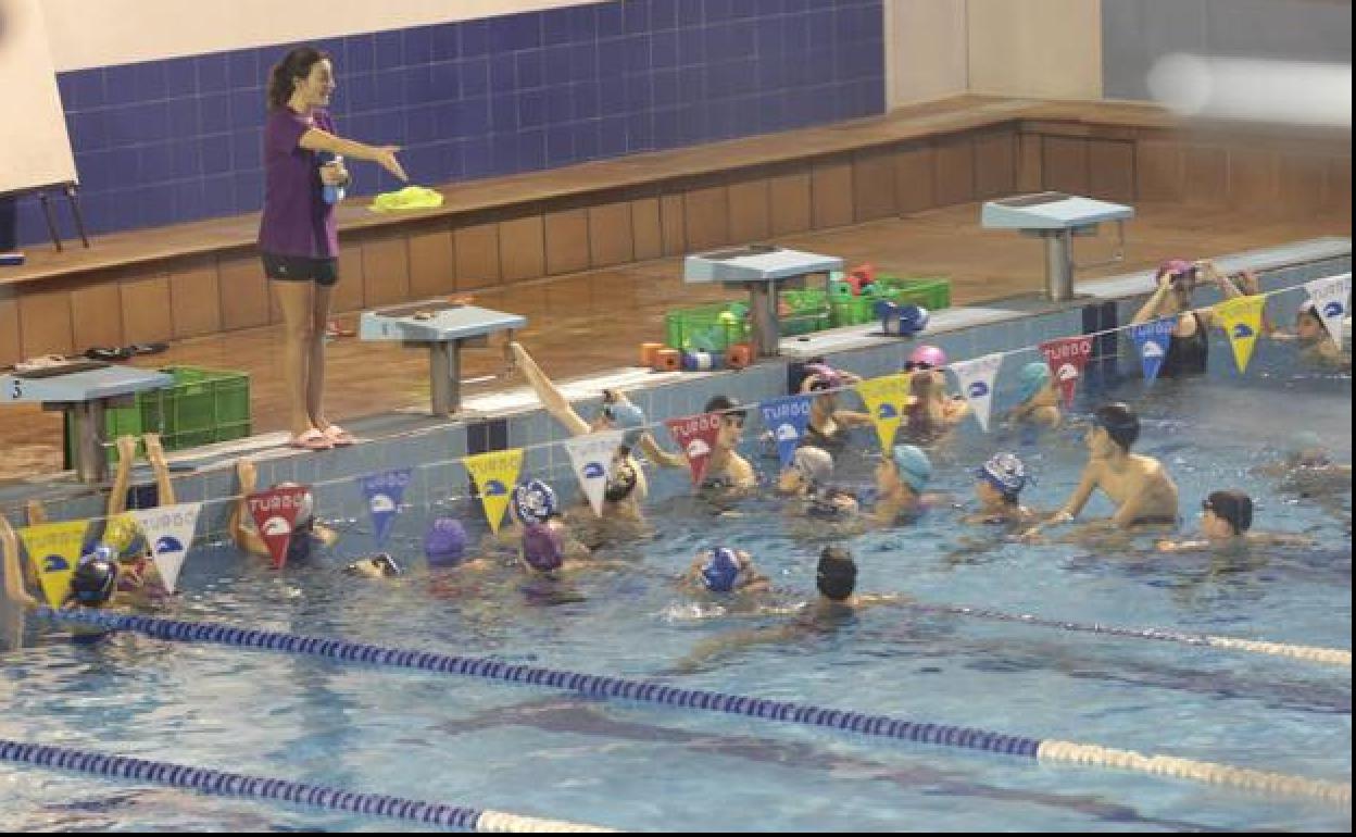 Actividad acuática en la piscina El Quirinal