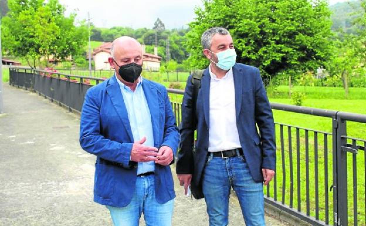 El alcalde, José Manuel Fernández, y el consejero Alejandro Calvo, ayer en Panes 