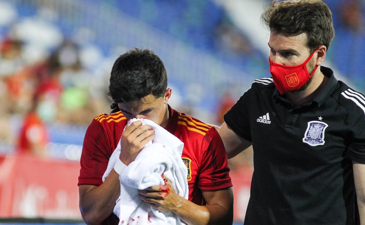 Manu García tras el golpe recibido en el partido entre las selecciones de España y Lituania.