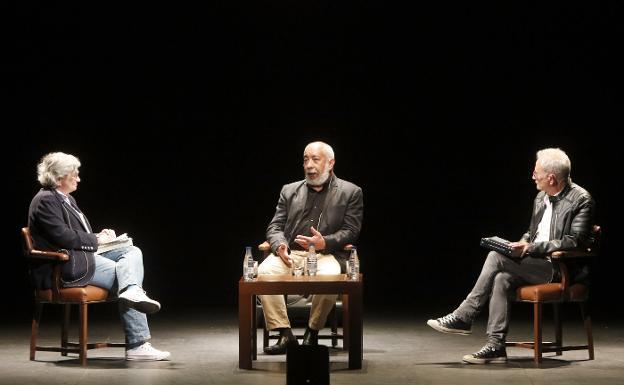 Ana González, Leonardo Padura y Ángel del a Calle, ayer, en el escenario del Jovellanos. 