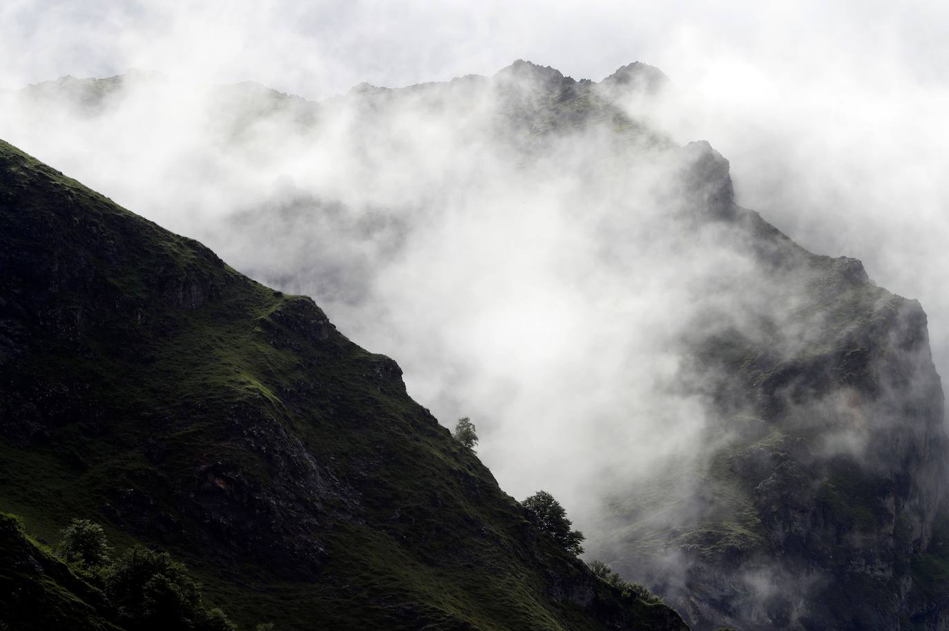 Se cumplen 33 años desde que Somiedo fue declarado Parque Natural en 1988. Se trata de uno de los espacios protegidos mejor conservados y más importantes de Asturias, ya que desde el año 2000 es considerado Reserva de la Biosfera. Un espacio de naturaleza pura en el que sus paisajes, su fauna, su flora, su gastronomía y sus gentes hacen de este rincón un lugar privilegiado.