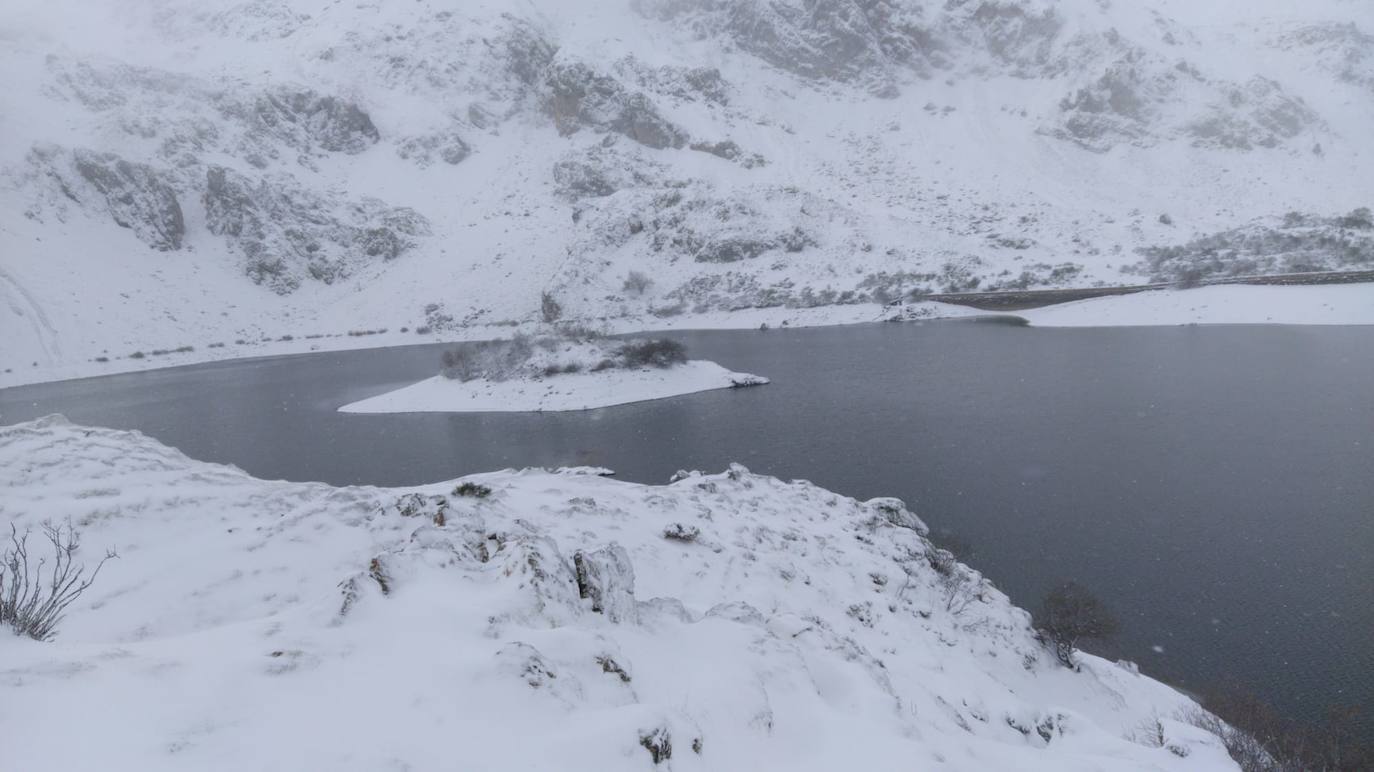 Se cumplen 33 años desde que Somiedo fue declarado Parque Natural en 1988. Se trata de uno de los espacios protegidos mejor conservados y más importantes de Asturias, ya que desde el año 2000 es considerado Reserva de la Biosfera. Un espacio de naturaleza pura en el que sus paisajes, su fauna, su flora, su gastronomía y sus gentes hacen de este rincón un lugar privilegiado.