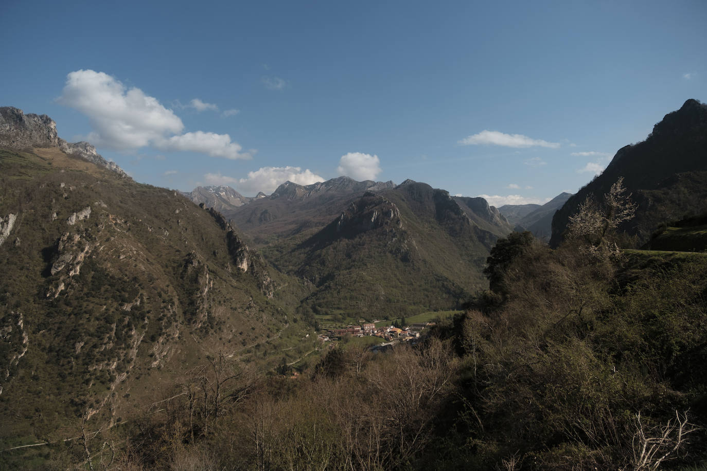 Se cumplen 33 años desde que Somiedo fue declarado Parque Natural en 1988. Se trata de uno de los espacios protegidos mejor conservados y más importantes de Asturias, ya que desde el año 2000 es considerado Reserva de la Biosfera. Un espacio de naturaleza pura en el que sus paisajes, su fauna, su flora, su gastronomía y sus gentes hacen de este rincón un lugar privilegiado.