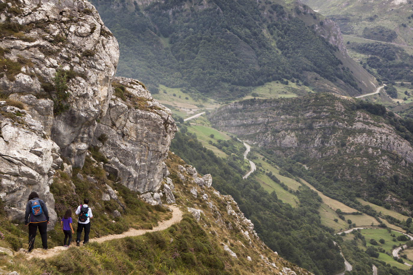 Se cumplen 33 años desde que Somiedo fue declarado Parque Natural en 1988. Se trata de uno de los espacios protegidos mejor conservados y más importantes de Asturias, ya que desde el año 2000 es considerado Reserva de la Biosfera. Un espacio de naturaleza pura en el que sus paisajes, su fauna, su flora, su gastronomía y sus gentes hacen de este rincón un lugar privilegiado.