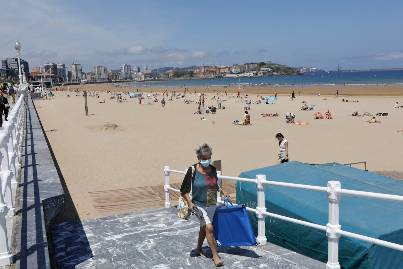 Los asturianos han aprovechado la llegada del buen tiempo a Gijón y han acudido al principal arenal de la ciudad, la playa de San Lorenzo. 