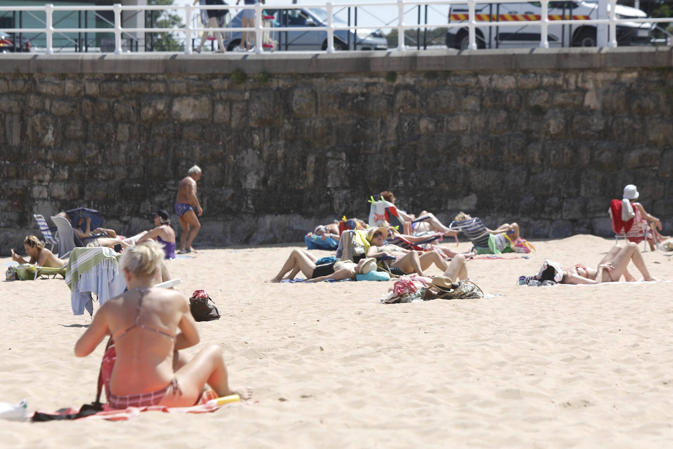 Los asturianos han aprovechado la llegada del buen tiempo a Gijón y han acudido al principal arenal de la ciudad, la playa de San Lorenzo. 