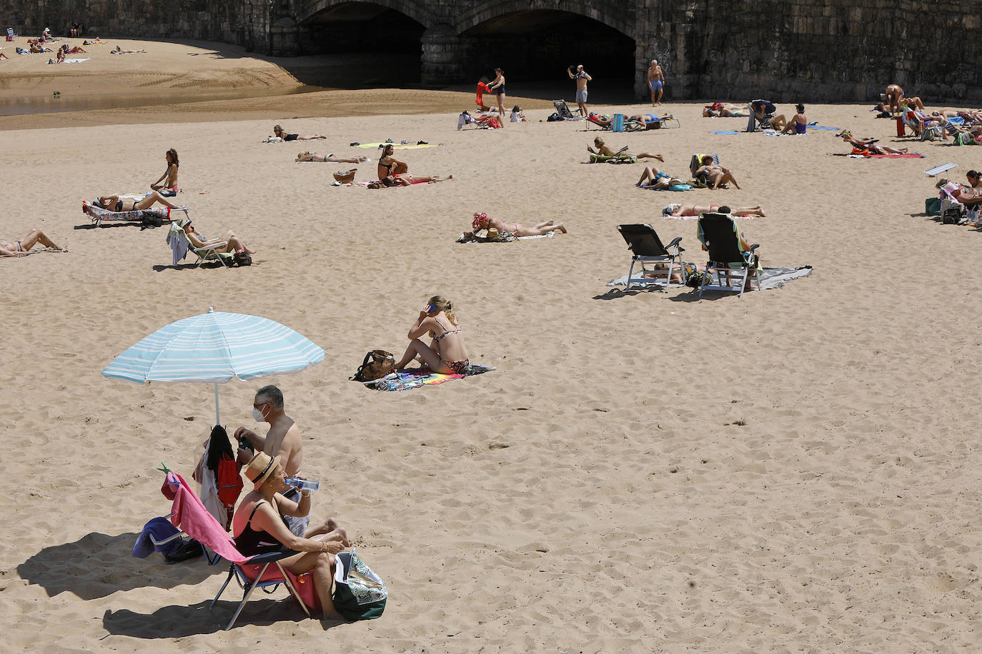 Los asturianos han aprovechado la llegada del buen tiempo a Gijón y han acudido al principal arenal de la ciudad, la playa de San Lorenzo. 